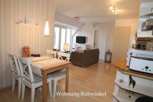 uma cozinha e sala de estar com mesa e cadeiras em Hof Eckhorst em Güby