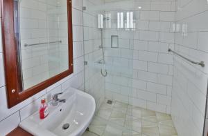 Koupelna v ubytování Villa Gamini