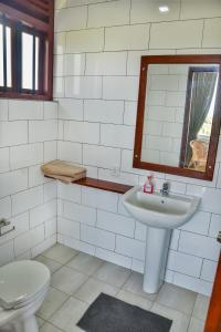 een badkamer met een wastafel en een toilet bij Villa Gamini in Hikkaduwa