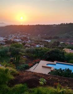 a view of a sunset from a house with a pool at *****Finca Bella Vista in Arucas
