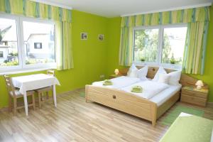 Llit o llits en una habitació de Haus Sonnenschein Mariapfarr