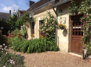 a house with a door with flowers on it at Coté Jardin in Villiers-sur-Loir
