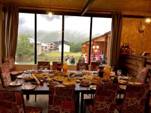 Reštaurácia alebo iné gastronomické zariadenie v ubytovaní Kazbegi Cottages