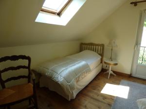 a bedroom with a bed and a skylight at Le Clos des Camélias in Veulettes-sur-Mer