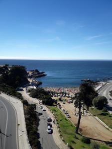 Luftblick auf eine Straße und das Meer in der Unterkunft Vista Mar Apartment in Valparaíso