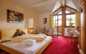 Łóżko lub łóżka w pokoju w obiekcie Hotel Reitlwirt