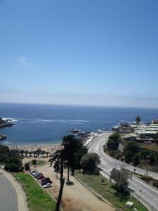 uma vista para uma estrada junto ao oceano em Vista Mar Apartment em Valparaíso