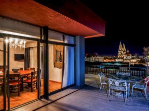 a balcony with a dining table and a view of the city at Hotel Fenix in Guadalajara