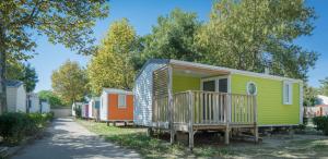 a row of mobile homes in a row at Camping La Plage Argelès in Argelès-sur-Mer