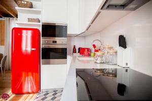 A kitchen or kitchenette at L'atelier Apartments (Fotografia)
