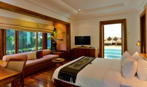 Un televizor și/sau centru de divertisment la Nakamanda Resort and Spa