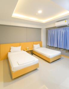 Habitación con 2 camas en una habitación en Grand Leo Hotel, en Khon Kaen