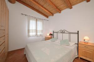 Villa Isuledda Beach tesisinde bir odada yatak veya yataklar