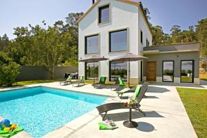 a home with a swimming pool and a house at Islas del río Miño in Rosal