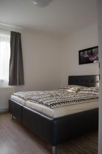 Un pat sau paturi într-o cameră la Haus-Iris-Mauerbach