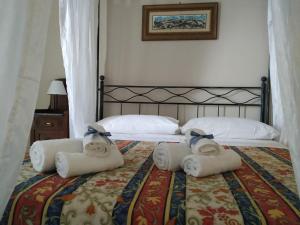- une chambre avec 2 lits et des serviettes dans l'établissement il Timone B&B, à Castellammare di Stabia