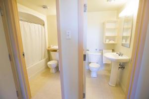 bagno con servizi igienici e lavandino di Grenfell Campus Summer Accommodations a Corner Brook