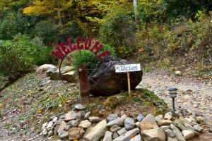 un panneau au milieu d'un chemin de terre dans l'établissement The Junction, à Robbinsville