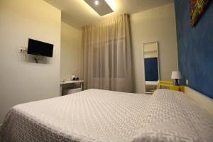 een slaapkamer met een wit bed en een raam bij Recia Room in Napels