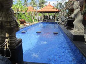 Swimming pool sa o malapit sa Nitya Home Stay Lembongan