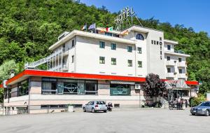 un hotel con coches aparcados delante en Euro Hotel, en Pieve Santo Stefano