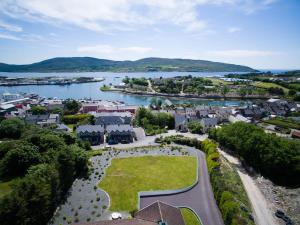 een luchtzicht op een kleine stad naast een waterlichaam bij Island View House in Castletownbere