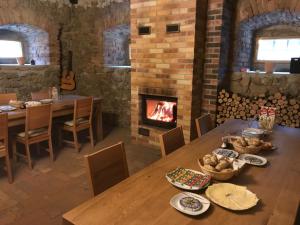 Zimmer mit einem Holztisch und einem Kamin in der Unterkunft Zevlův mlýn in Nové Hrady