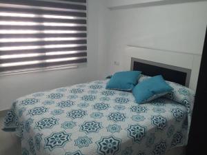 ベニドルムにあるBALCON AL MARのベッドルーム1室(青い枕のベッド1台、窓付)