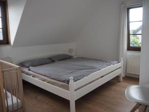 Tempat tidur dalam kamar di Ferienhaus Mundan 2