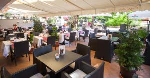 Reštaurácia alebo iné gastronomické zariadenie v ubytovaní Hotel Dubrovnik