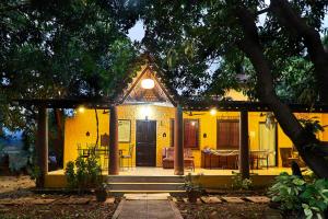 3BHK Riverside Stay Reflektions by LivingStone外面的花园