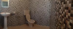 een badkamer met een toilet en een wastafel bij Goshen homestay in Cherrapunji