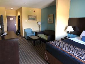 a hotel room with a bed and a couch at Best Western Plus Goodman Inn & Suites in Horn Lake
