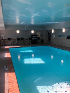 uma grande piscina num quarto de hotel em Best Western Plus Goodman Inn & Suites em Horn Lake
