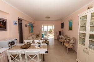 a living room with a table and chairs at Mariliz in Larnaca