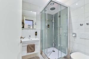 Koupelna v ubytování Hotel Lumi + 37 fotografií