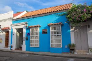 un edificio azul al lado de una calle en Casa Villa Colonial By Akel Hotels, en Cartagena de Indias