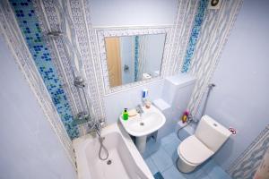 モスクワにあるHostel Rational Pyatnitskoyeのバスルーム(洗面台、トイレ、鏡付)