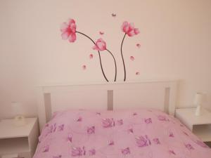 Un pat sau paturi într-o cameră la Your Place in Zagreb