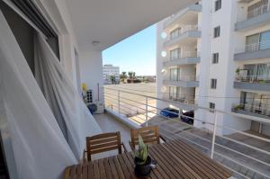 een balkon met een tafel en stoelen in een gebouw bij Blue Dawn Center Flat in Larnaka