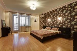 Un pat sau paturi într-o cameră la Tihomirnova apartments