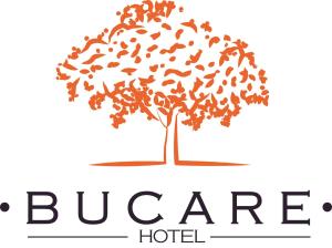 uma árvore com pássaros a voar para fora dela em Hotel Bucare em Yopal