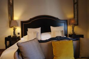 エーグ・モルトにあるラ ヴィラ マザランのベッドルーム(大型ベッド1台、大きな鏡付)