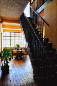 基多的住宿－La Posada Colonial，客厅里的楼梯,配有桌子