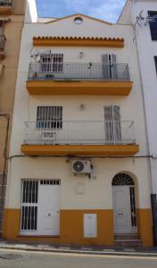 マラガにあるMaravilloso y céntrico en Málagaのバルコニー2つとドア2つが備わる建物