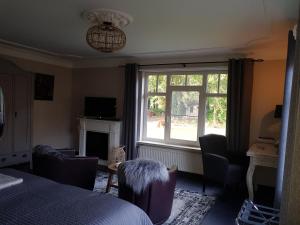 a bedroom with a bed and a window at Bed and breakfast Mooi Achel in Achel