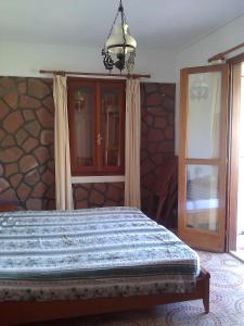Кровать или кровати в номере Lela Kaptani Eftalou Olive Grove