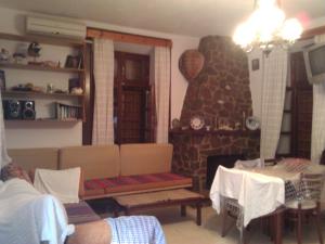 Гостиная зона в Lela Kaptani Eftalou Olive Grove