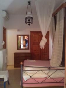 Кровать или кровати в номере Lela Kaptani Eftalou Olive Grove