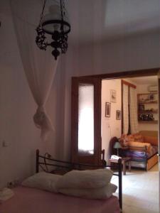 Кровать или кровати в номере Lela Kaptani Eftalou Olive Grove